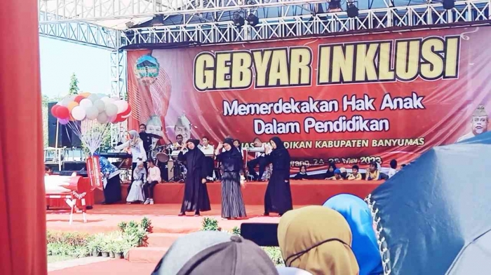 Penampilan anak tuna rungu berpuisi dan bernyanyi dengan bahasa isyarat (dokpri)