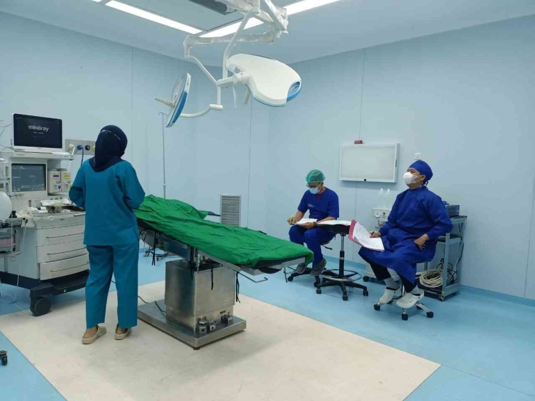 Dosen Spesialis Medikal Bedah Prima Trisna Aji ketika menguji mahasiswa dikamar operasi Rumah Sakit/Foto: Dokpri
