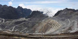 Areal tambang terbuka PT Freeport Indonesia di Grasberg, Timika, Papua, Kamis (24/11/2011). (KOMPAS/B JOSIE SUSILO HARDIANTO) 