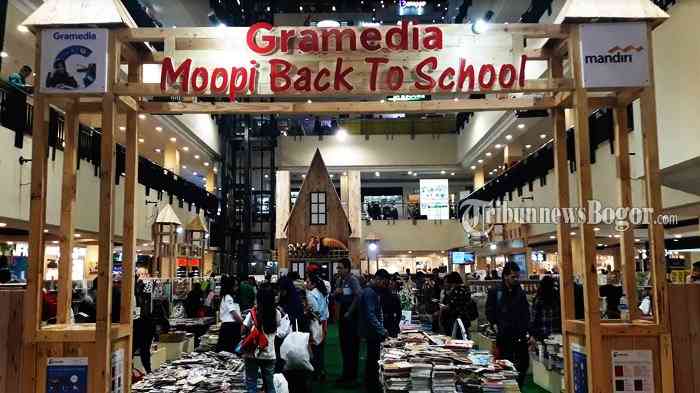 Salah satu strategi menjual buku ala Gramedia lewat bursa buku menjelang masuk sekolah (dok foto: bogor.tribunnews.com/Mohamad Afkar Sarvika)
