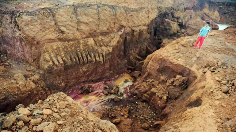 Kawasan pegunungan di Konawe yang rusak akibat tambang nikel. (KOMPAS/BAHANA PATRIA GUPTA) 