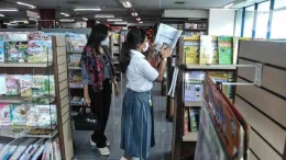 Pengunjung Yang Tengah Membaca Buki Di Toko Buku | Sumber Liputan6.com