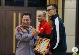 Kapolri Jenderal Listyo Sigit Prabowo menerima kapten tim Bhayangkara Presisi (foto: bola.com)