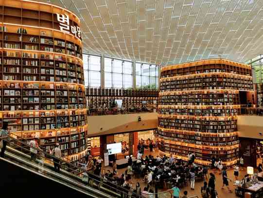 Starfield Library, Gangnam, Seoul (COEX Mall), Korea  sumber : travel-stained.com 