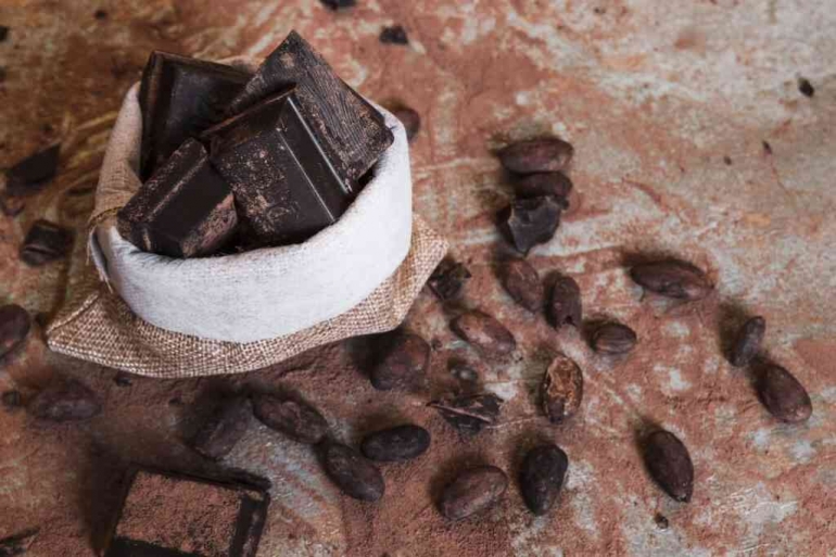 Bentuk kakao Indonesia baik sebelum dan sesudah di proses (sumber: https://thewbifoundation.com/kenali-kakao-khas-indonesia-dan-asalnya/)