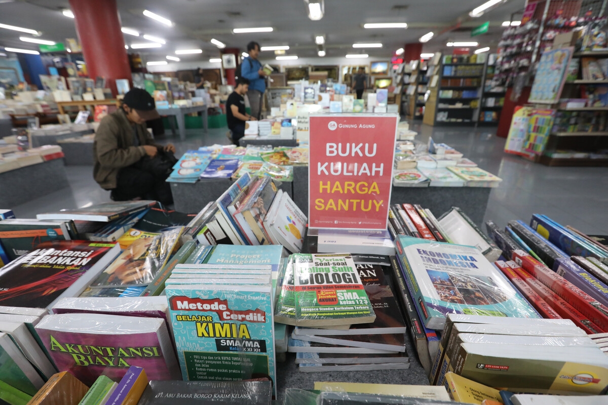 Tantangan Bisnis Toko Buku Menarik Generasi Pembaca Muda Di Era ...