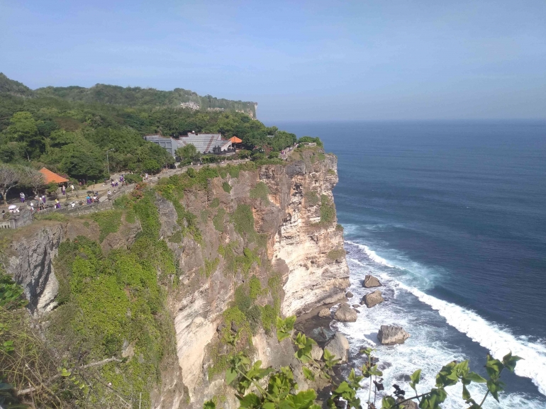 Tebing di Uluwatu menghadap langsung Samudra Hindia (dokumen pribadi)