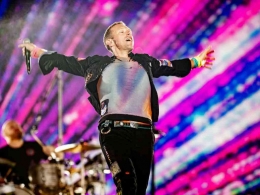 Vokalis Coldplay, Chris Martin, di panggung (Foto: thepinknews.com/Santiago Bluguermann/Getty Images)