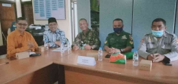 dari kiri : Ketua KMPK Kecamatan Jatiroto,  kepala KUA, Camat, perwakilan Koramil dan perwakilan Polsek (Hamim Thohari Majdi)