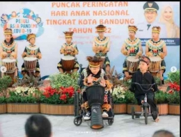 Pentas seni djembe, vokal, dan deklarasi anak Indonesia pada Hari Anak Nasional Kota Bandung 2022 (Foto: dok. Biruku Indonesia)