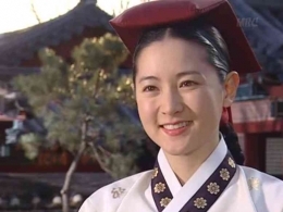 Lee Young-Ae sukses memerankan sosok Jang-geum di serial Jewel In the Palace ( sumber foto : MBC via IMDb) 