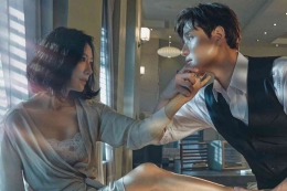 Gambar potongan film (Sumber: https://lifestyle.kompas.com/read/2020/04/15/100300320/drakor-world-of-the-married-raih-rating-tertinggi-di-korea)