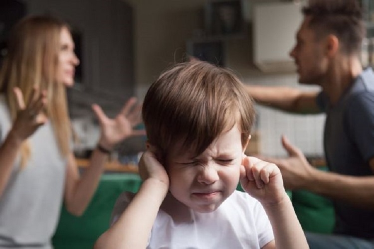 Ilutrasi anak menderita akibat perceraian orangtua. Sumber: Shutterstock via kompas.com