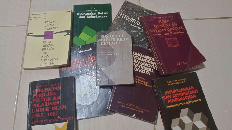 Beberapa buku lawas yang dikumpulkan dari toko buku tua di Manado | Dok: S Aji