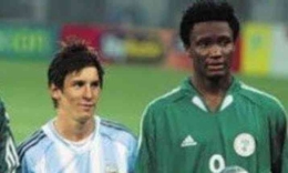 Lionel Messi dan John Obi Mikel (Dailymail.co.uk)