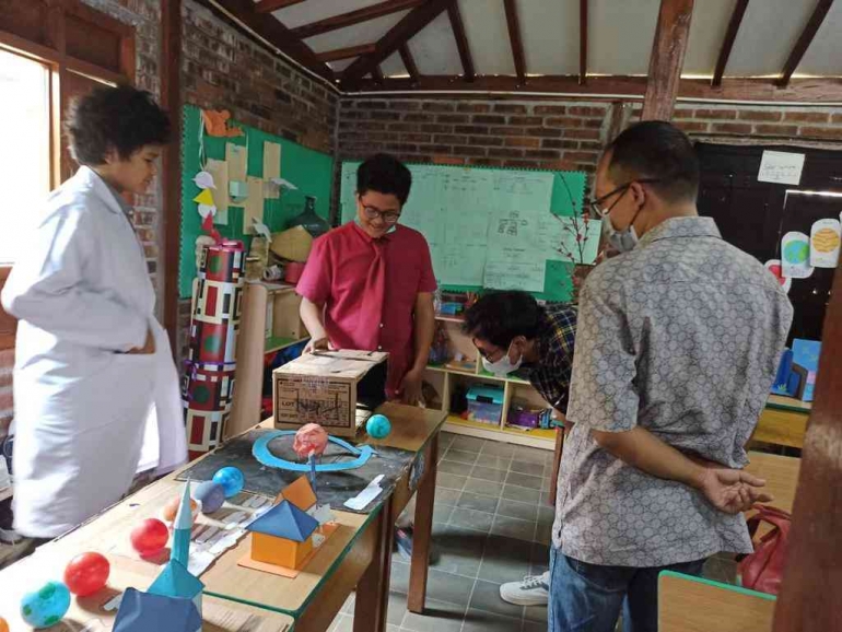 Siswa SD Tumbuh 4 membuat alat peraga tata surya (ist/dokrayyan)