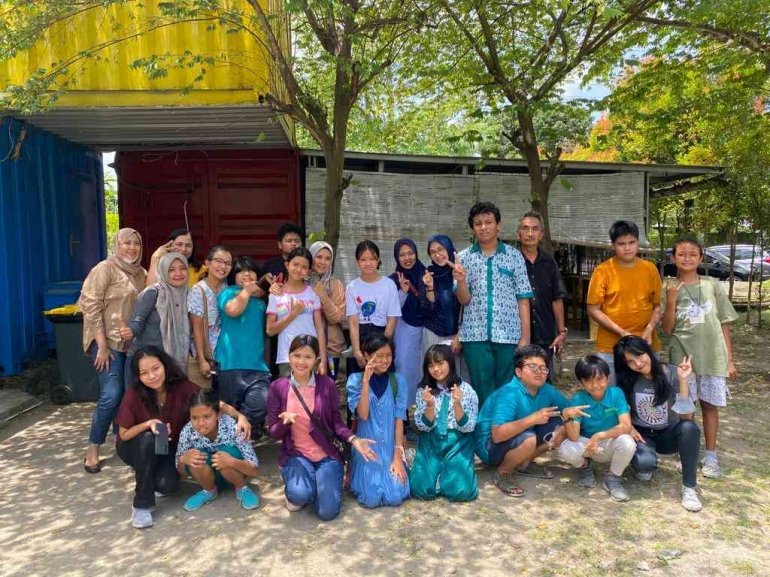Beberapa orang tua berfoto dengan siswa SD Tumbuh usai melihat presentasi karya siswa (ist/dokrayyan)