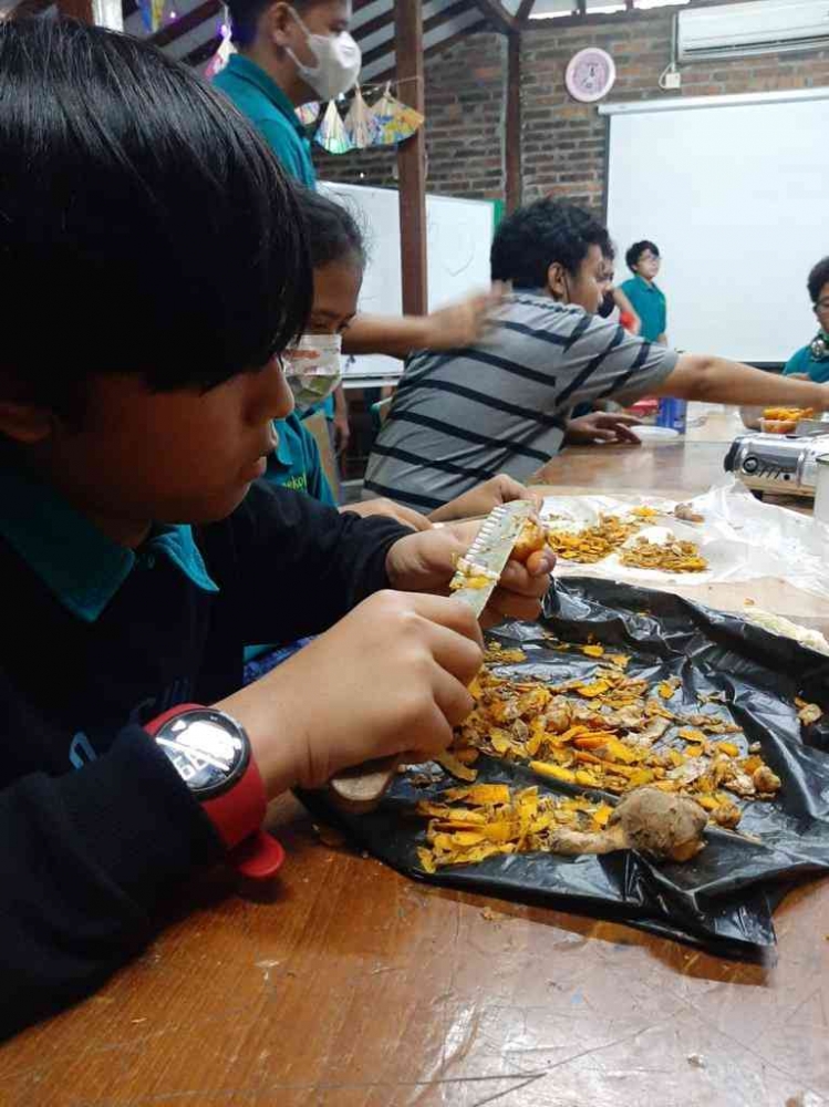 Rayyan, siswa SD Tumbuh mengupas kunyit untuk proyek minuman herbal (ist/dokrayyan)