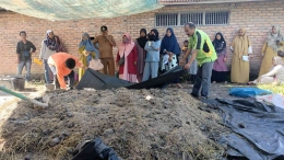 Pelatihan Pembuatan Pupuk Organik Bagi Kelompok Tani di Nagari Padang Toboh Ulakan, Kecamatan Ulakan Tapikih, Kabupaten Padang Pariaman (Dokpri)