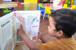 Mendidik anak mencinta buku untuk merawat kehidupan toko buku. (foto Akbar Pitopang)