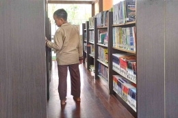 Menyeimbangkan kehidupan dengan kehadiran fisik buku. (foto Akbar Pitopang)