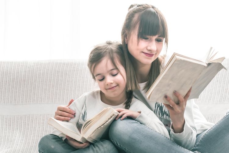 Ilustrasi membaca buku dengan anak. (sumber: Shutterstock via kompas.com)