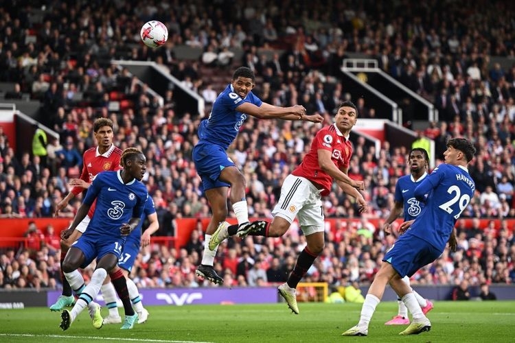 Casemiro mencetak gol dalam pertandingan Man United vs Chelsea pada laga tunda pekan ke-32 Liga Inggris 2022-2023 di Stadion Old Trafford, Jumat (26/5/2023) dini hari WIB. (AFP/OLI SCARFF via kompas.com)