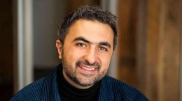 Gambar: Mustafa Suleyman, https://techcrunch.com/2022/01/20/new-greylock-venture-partner-mustafa-suleyman-is-looking-for-ais-next-best-thing/
