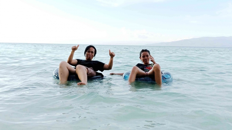 Pengunjung menikmati berenang di Pantai Liang. Dokumentasi pribadi