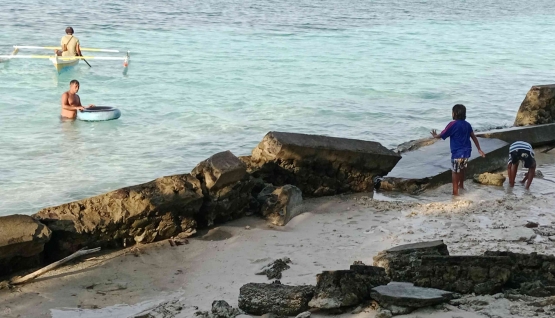 Eksotisme Pantai Liang membuat betah pengunjung. Dokumentasi pribadi
