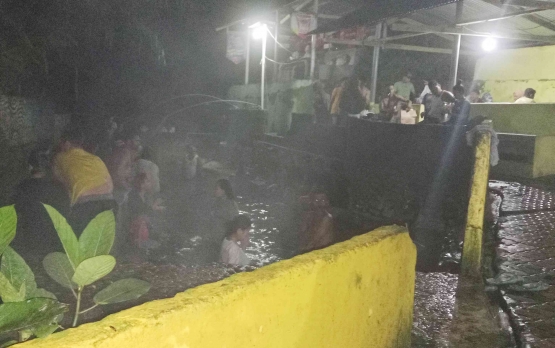 Kolam pemandian air panas saat malam di Desa Tulehu. Dokumentasi pribadi