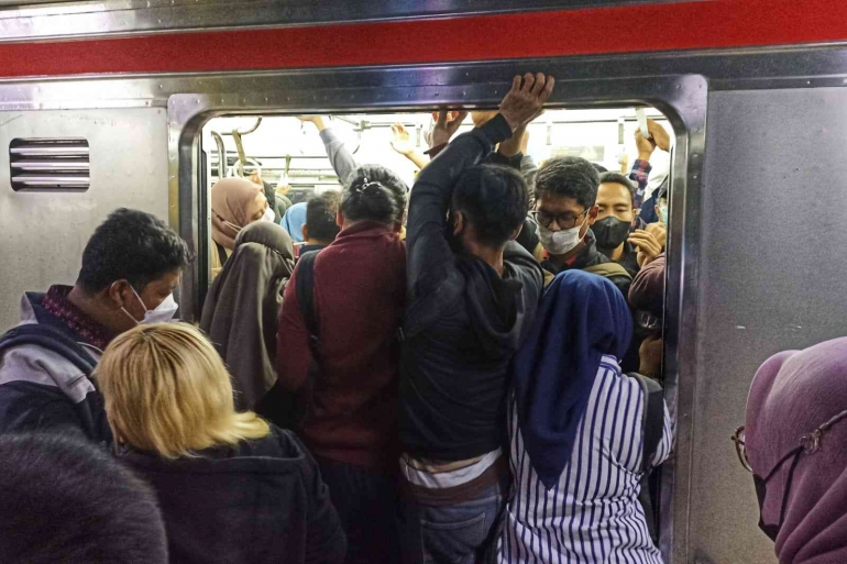 Momen berebutan naik KRL seperti ini sangat rawan aksi kejahatan (foto by widikurniawan)