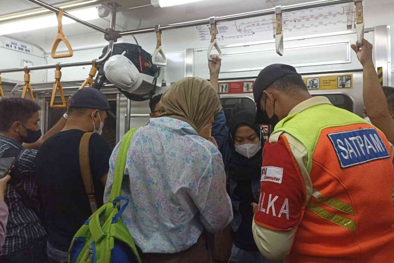 Korban dan petugas security sedang berkoordinasi dengan pihak keamanan Stasiun Sudirman untuk melacak pelaku (foto by widikurniawan)