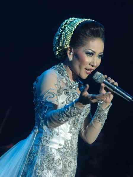 Nining Meida saat tampil di konser tunggalnya tahun 2012 di Sasana Budaya Ganesha Bandung|sumber: tribunnews.jabar