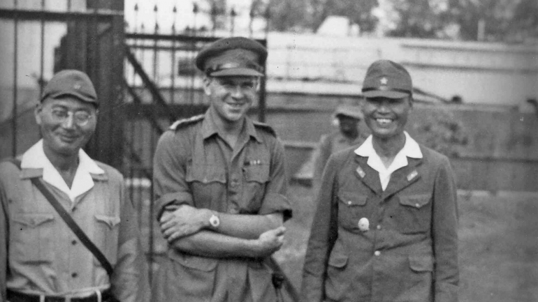 Kiri ke kanan: seorang penerjemah, Kapten Tomlison, dan Mayor Kido; Semarang, 1945. (Sumber: NIMH) 