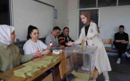 Warga Turki memberikan suara mereka untuk putaran kedua di Denizli, Turkiye pada 28 Mei 2023. Foto oleh Ali Bilge/Anadolu Agency via Getty Images