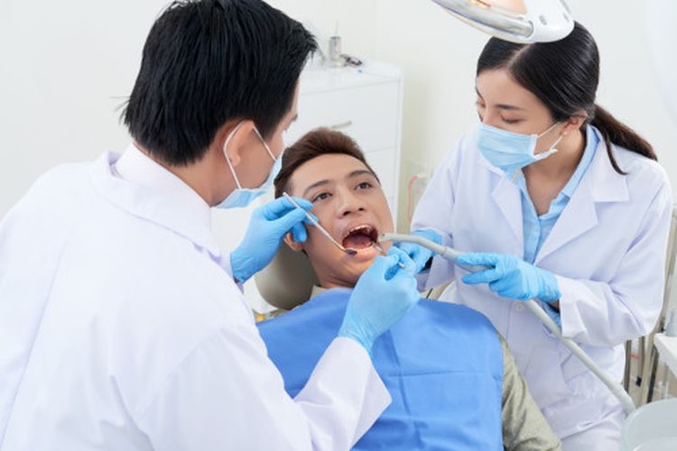 Perawatan gigi secara estetika tak hanya diperlukan oleh wanita, tetapi juga pria.(FREEPIK/PRESSFOTO)