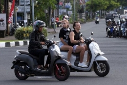 Sejumlah turis asing mengendarai sepeda motor tanpa mengenakan helm di Jalan Sunset Road, Kuta, Badung, Bali, Selasa (28/2/2023).(ANTARA FOTO via BBC Indonesia)