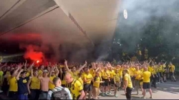 Supporter dan fans Borrusia Dortmund saat berada di Signal Iduna Park, Sumber: facebook.com/Amaechi Onuorah