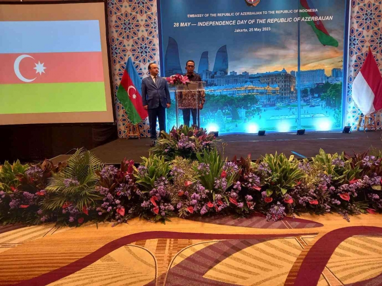 Duta Besar Azerbaijan untuk Indonesia Jalal Mirzayev (kiri) bersama Menteri Transportasi Indonesia Budi Karma Sumadi. | Sumber: Veeramalla Anjaiah