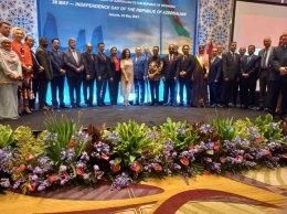 Duta besar Azerbaijan untuk Indonesia Jalal Mirzayev (tengah mengenakan jas biru) berpose dengan para duta besar asing. | Sumber: Veeramalla Anjaiah