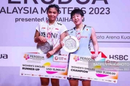 Podium Tunggal Putri Malaysia Master, Georgia Mariska Tunjung dan Akane Yamaguchi (Foto: Badmintalk Photo/Instagram)