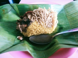 Nasi kuning khas Palu yang terbungkus dengan daun pisang. Foto Taufik Alwi/PaluSulteng