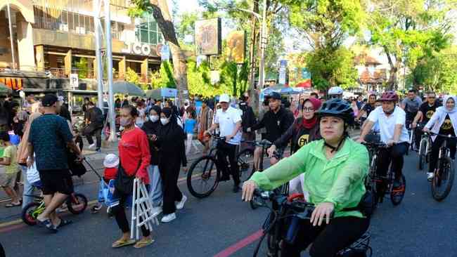 Ketua DPP PDI Perjuangan dan Ketua DPR Puan Maharani mengunjungi Solo Car Free Day (CFD) bersama kepala daerah di Solo Raya, Minggu (28/8/2023).