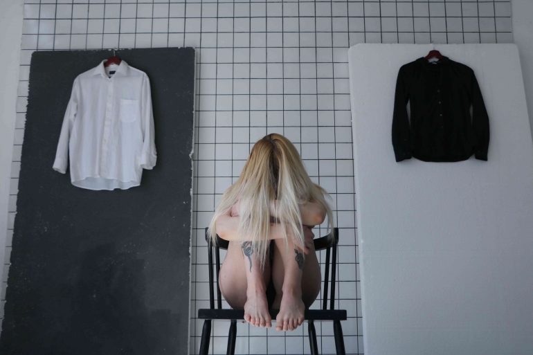 Foto oleh Darya Sannikova: https://www.pexels.com/id-id/foto/wanita-frustrasi-anonim-duduk-di-kursi-di-balik-dinding-keramik-4603576/ 