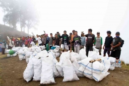 Sekitar 1,6 ton sampah dikumpulkan dalam Rinjani Clean Up by Green Rinjani with Benjamin Ortega. Foto: KOMPAS/ARSIP GREEN RINJANI