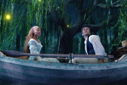 Eric dan Ariel dalam adegan Kiss The Girl (People)