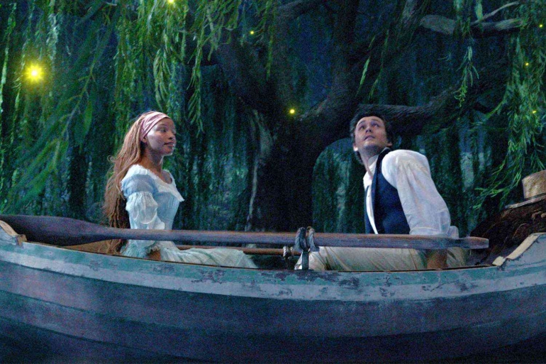 Eric dan Ariel dalam adegan Kiss The Girl (People)