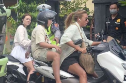 Turis asing keliling nyambi jualan di Bali tanpa menghiraukan aturan berlalu lintas (dok foto: radarbali.jawapos.com)