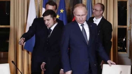 Vladimir Putin, (kanan) dan Volodymyr Zelenskyy tiba untuk sesi kerja di Istana Elysee di Paris (9/12/2019). (Ian Langsdon/Pool via AP)